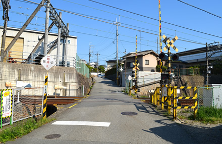 小さな橋を渡り、踏切を越えます。