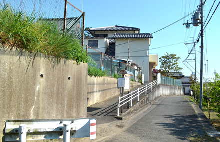 左手のスロープからどうぞ。（左の建物が岡本寺）