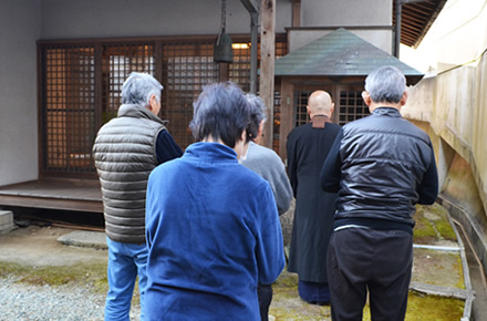 毎月8日のお参りの様子