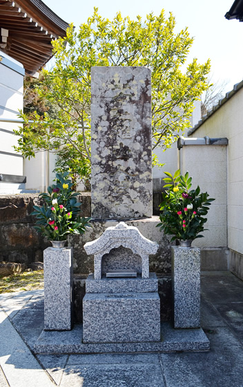 共同墓舎羅林堂前に移設された苧蘿山人墓碑